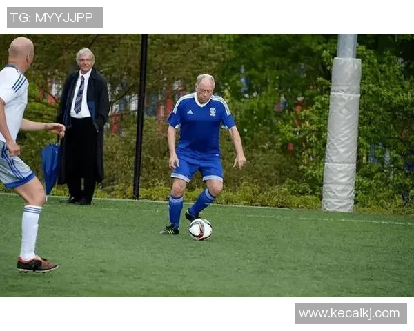从绿茵场到人生舞台世界顶级足球明星的心路历程与传奇故事